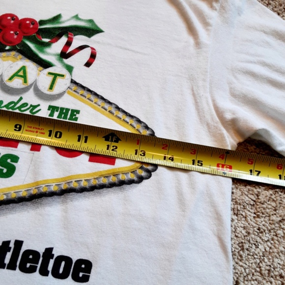 Christmas Cotton Graphic Tee Vegas "What Happens Under the Mistletoe..." Sz S - Picture 4 of 7
